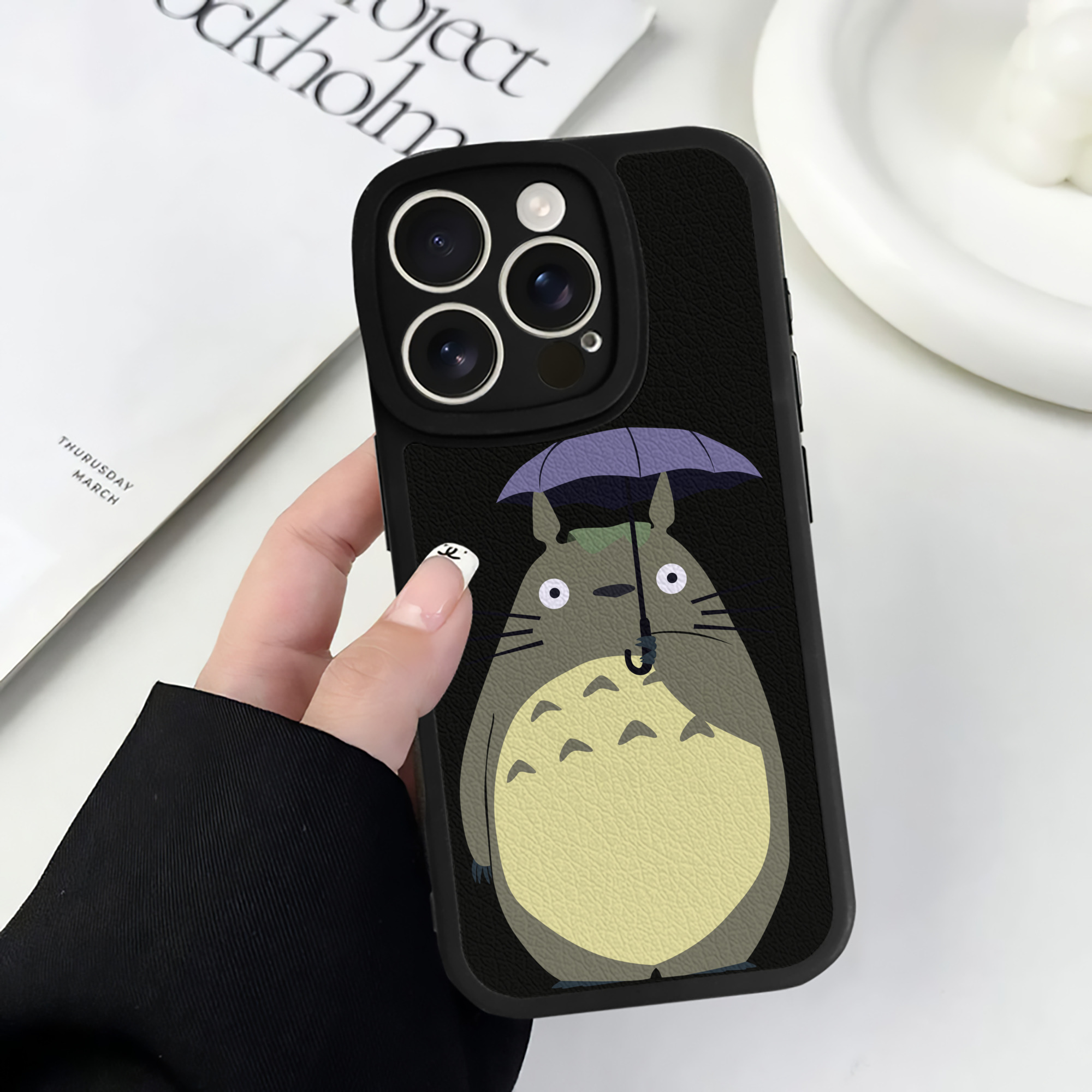 （画像用） となりのトトロ 草壁メイ 草壁サツキ My Neighbor Totoro Satsuki Kusakabe Mei Kusakabe 【iPhone 16シリーズ対応】シリコンスマホケース（レザー調） 材質：シリコン